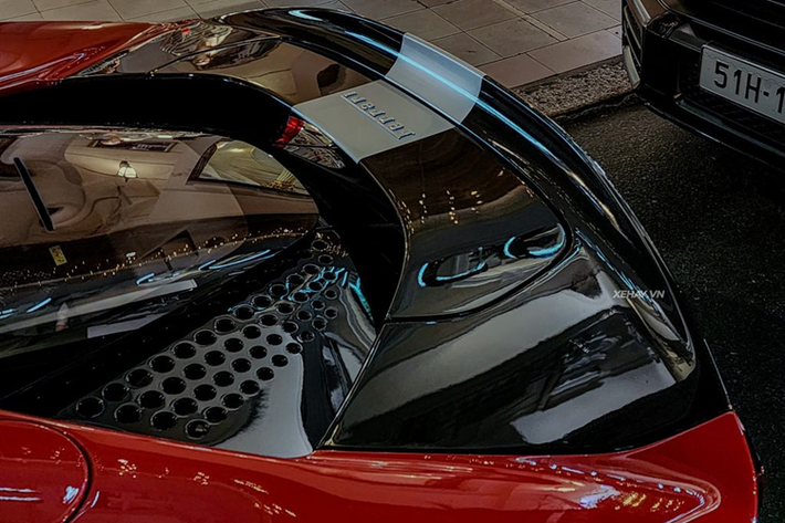 Động cơ này kết hợp với hệ thống hybrid bao gồm 3 mô-tơ điện. Trong đó, 1 mô-tơ điện nằm kẹp giữa động cơ V8 và hộp số tự động ly hợp kép 8 cấp mới. 2 mô-tơ điện còn lại được đặt trên cầu trước của Ferrari SF90 Stradale.