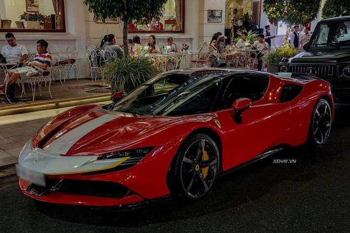 Trong dòng sản phẩm hiện tại của Ferrari, SF90 Stradale chính là bước đệm đầu tiên trong tham vọng “điện khí hoá” của hãng xe Ý. Với hiệu năng ấn tượng, Ferrari SF90 Stradale về Việt Nam đã nhanh chóng được nhiều đại gia ưa chuộng.
