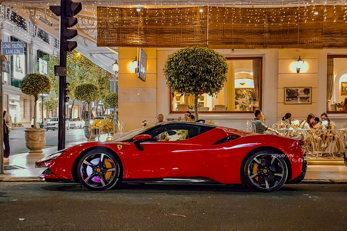 Gói trang trí Assetto Fiorano sẽ cung cấp cho Ferrari SF90 Stradale bộ mâm carbon, tuy nhiên hình ảnh cho thấy “siêu ngựa” trong bài vẫn dùng mâm 5 chấu kép cắt vát dạng kim cương độc đáo, ẩn phía sau là cùm phanh màu vàng nổi bật. “Dàn chân” này được bao bởi bộ lốp hiệu suất cao Michelin Pilot Sport Cup2.