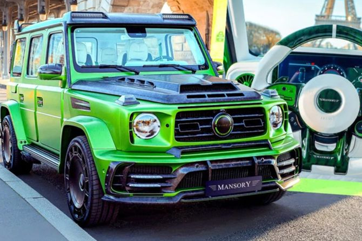 Bản độ Mercedes-AMG G63 màu xanh neon của Mansory này mang tên gọi G580 có ngoại thất cực kỳ nổi bật, ngoài ra nó còn được kết hợp các chi tiết làm từ sợi carbon phối màu khá đẹp mắt.
