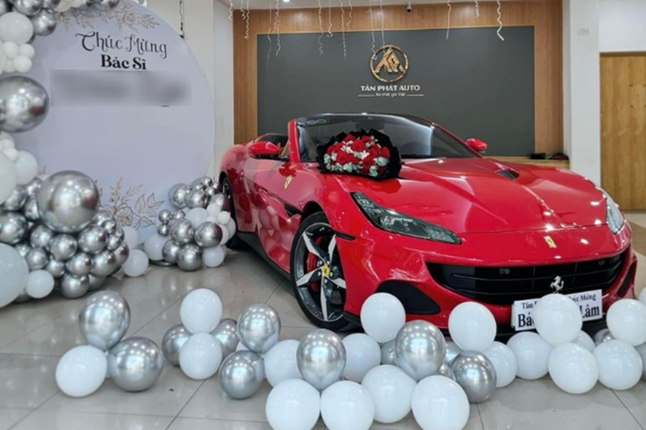 Ferrari Portofino M tại Việt Nam là phiên bản nâng cấp giữa vòng đời nhằm thay thế phiên bản cũ là Portofino và cũng được xem là "đàn anh" của Ferrari California T. Chiếc xe được đặt theo tên của ngôi làng Portofino ở miền bắc nước Ý và từ M là viết tắt của "Modificata" có nghĩa là “tinh chỉnh”.