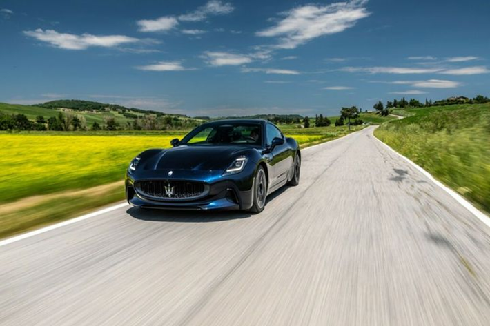 Nguồn tin cho biết Maserati đang “viết ra tương lai của phương tiện di chuyển hạng sang bằng một chiến lược đầy tham vọng” với việc phát triển một kế hoạch sản phẩm toàn diện nhằm vào điện khí hóa, phản ánh nguyện vọng của khách hàng.