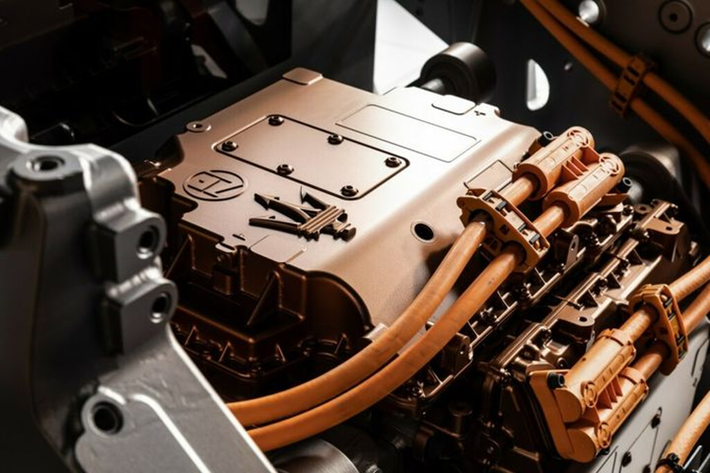Bên cạnh đó, Maserati MC20 Folgore sẽ ra mắt vào năm 2025, trong khi một chiếc crossover điện phân khúc E sẽ xuất hiện vào năm 2027. Sau đó, phiên bản thuần điện của Quattroporte được hãng dự kiến giới thiệu vào năm 2028.