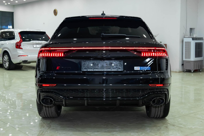 Bên trong, Audi RS Q8 duy nhất tại Việt Nam gây ấn tượng với hệ thống ghế ngồi bọc da nâu Valcona kết hợp các đường chỉ khâu hình tổ ong tinh xảo, xe có nhiều bề mặt được ốp sợi carbon. Ghế ngồi thiết kế ôm người và có logo RS ở tựa lưng, càng tăng thêm vẻ thể thao cho chiếc SUV hiệu năng.