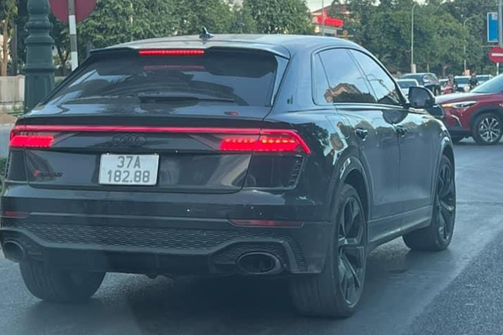 Một số trang bị tiện ích nổi bật có thể kể đến trên Audi RS Q8 gồm: dàn âm thanh cao cấp B&O, màn hình HUD, cửa hít, cửa nóc toàn cảnh, hệ thống camera 360 độ, bảng đồng hồ có kích thước lên đến 12,3 inch... Vô-lăng 4 chấu, bọc da, có logo RS ở vị trí 6h, tích hợp lẫy chuyển số và các phím bấm chức năng.