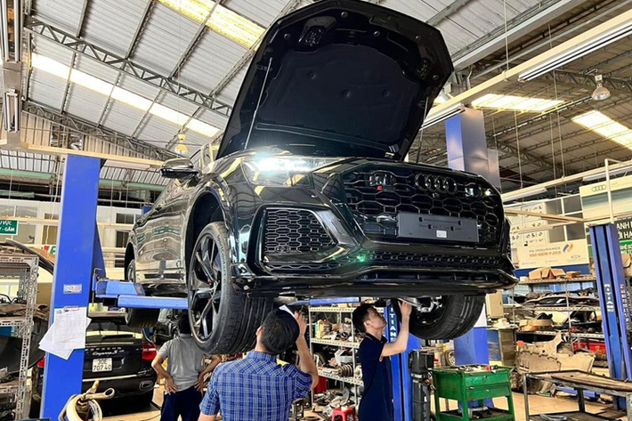 Xe có khoang hành lý lên đến 1.755 lít nếu hàng ghế sau gập xuống. Về truyền động, Audi RS Q8 dùng khối động cơ tăng áp kép V8 4.0L, tương tự như Lamborghini Urus. Tuy nhiên, chiếc SUV mạnh mẽ nhất của Audi chỉ cho ra 591 mã lực và và 800 Nm mô-men xoắn, thấp hơn 50 mã lực và 50 Nm so với Urus.