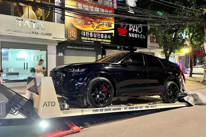 Đặc biệt, cụm phím bên phải có nút RS Mode, khi kích hoạt, màn hình hiển thị sẽ chuyển sang chế độ đua, hệ thống tự động tắt cân bằng điện tử ESP. Hệ thống giải trí trên mẫu SUV hạng sang Audi RS Q8 bao gồm hai màn hình cảm ứng MMI với màn hình 10,1 inch nằm trên và 8,6 inch nằm dưới.