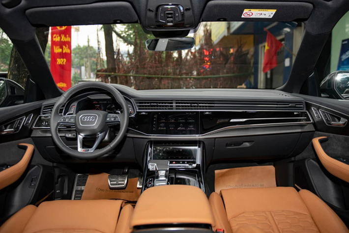 Chiếc Audi RS Q8 đầu tiên và độc nhất Việt Nam được hoàn thiện trong màu sơn đen bóng cao cấp, đi kèm gói tùy chọn đen bóng nên gần như mọi chi tiết khác cũng đều được phủ sơn đen, từ lưới tản nhiệt khung đơn (single frame) đặc trưng đến cản trước/sau hầm hố và ống xả kép hình bầu dục.