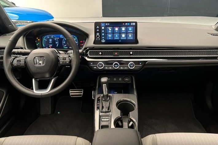 Với thông số như trên, Civic Hybrid 2025 trở thành mẫu xe "không phải Type R" mạnh nhất của thương hiệu Nhật Bản (Civic Type R được lắp động cơ 4 xi-lanh 2.0L tăng áp, mạnh 315 mã lực và mô-men xoắn cực đại 420 Nm).