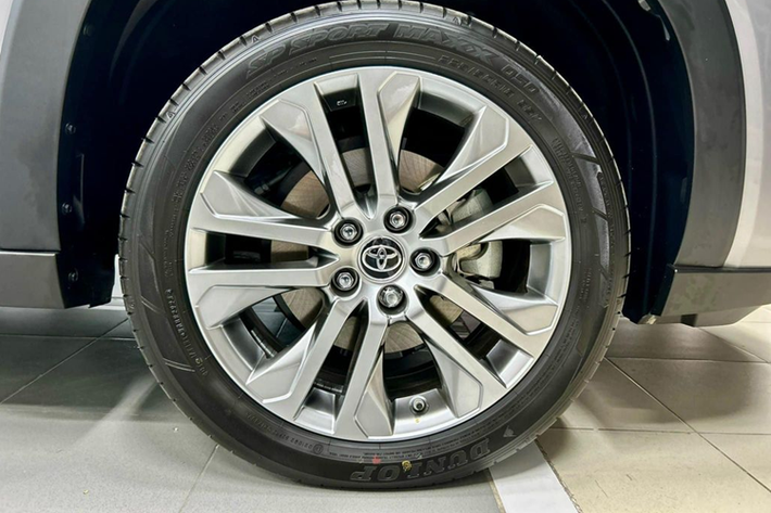 Chưa hết, Toyota Innova Cross còn hoàn toàn chinh phục người dùng với hàm lượng trang bị cực kỳ phong phú: cặp đèn LED tự động bật tắt và điều chỉnh pha/cos thông minh, hệ thống camera 360 quan sát quanh xe, cốp điện, đầy đủ cảm biến tiệm cận trước / sau xe…