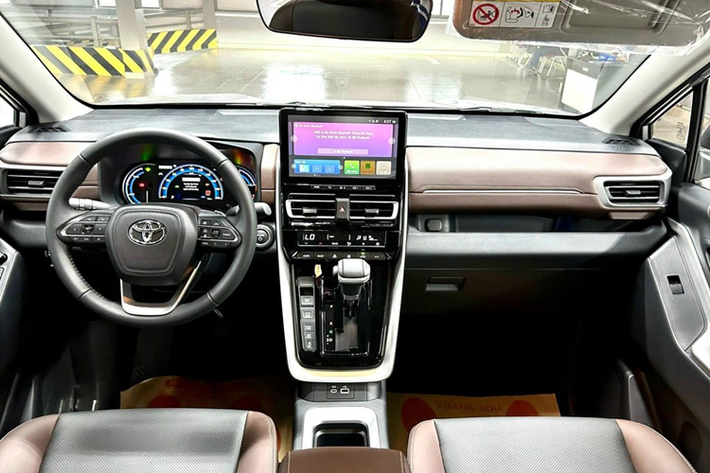 Toyota Innova Cross 2023 được phát triển dựa trên nền tảng khung thân liền khối TNGA-C, thay thế cho kết cấu khung gầm rời ở trên thế hệ cũ. Với chiều dài x rộng x cao lần lượt là 4.755 x 1.845 x 1.790(mm) và chiều dài cơ sở 2.850mm, kích thước của Innova Cross nhỉnh hơn nhóm MPV cỡ nhỏ (Xpander, Veloz Cross, BR-V) nhưng vẫn kém Custin và Carnival.