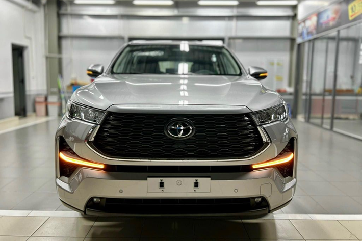 Hiện giá xe Toyota Innova Cross 2023 này đang được chào bán là 1,01 tỷ đồng. Trong khi đó vào thời điểm mua mới, Toyota Innova Cross 2023 bản HEV có giá là 990 triệu đồng. Để có thể “lăn bánh” chiếc xe, tổng chi phí người dùng phải bỏ ra là khoảng 1,13 tỷ đồng.