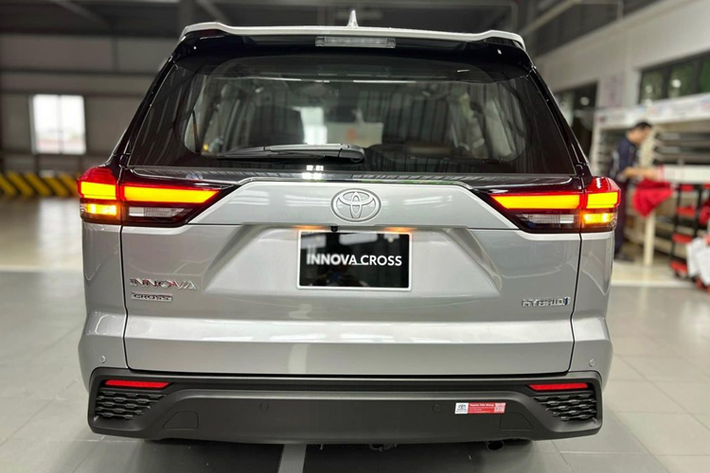 Về truyền động, Toyota Innova Cross bản HEV được trang bị hệ truyền động hybrid với động cơ xăng 2.0L (150 mã lực và 188Nm), mô-tơ điện (111 mã lực và 205Nm), pin Lithium-ion và hộp số e-CVT. Cả hai phiên bản động cơ đều đi kèm hệ dẫn động cầu trước thay vì cầu sau như đời cũ.