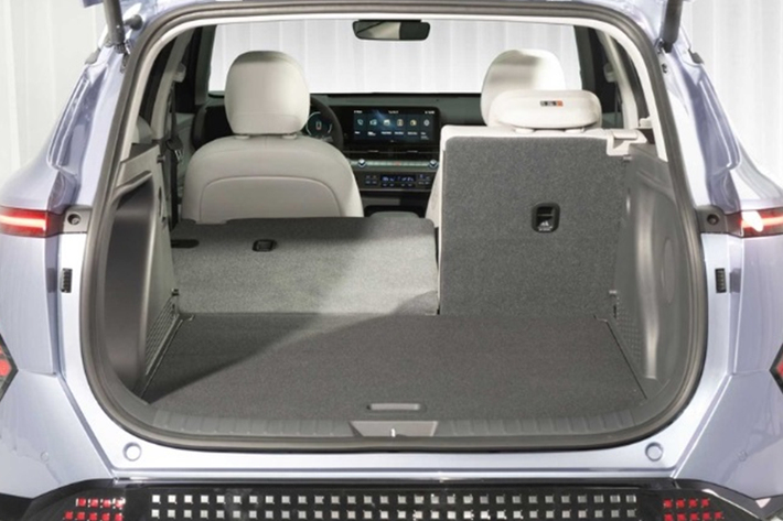 Trên bản cao cấp, Hyundai Kona Electric 2024 dùng bộ mâm kích thước 19 inch. Bên trong cabin, Hyundai Kona Electric 2024 vẫn mang thiết kế như trên bản thường với phong cách hiện đại và kỹ thuật số hóa.