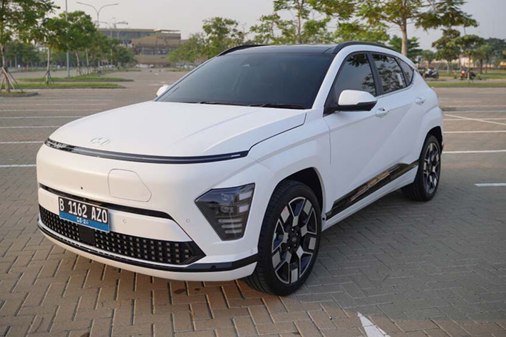 Cuối cùng, các bản Standard Range đều dùng pin lithium-ion 48,9 kWh, cho phạm vi di chuyển ở mức 448 km theo chu trình thử nghiệm NEDC. Hiện chưa rõ sau Indonesia, Hyundai Kona Electric có được giới thiệu tại thị trường Việt Nam.