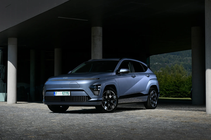 Cung cấp sức mạnh cho Hyundai Kona Electric 2024 là một mô-tơ điện có công suất tối đa khoảng 154 mã lực ở bản Standard Range và 214 mã lực ở bản Long Range trong khi mô-men xoắn cực đại đạt 255 Nm. Các phiên bản Long Range được trang bị pin 66 kWh, cung cấp phạm vi hoạt động 549 km (Signature) hoặc 602 km (Prime).