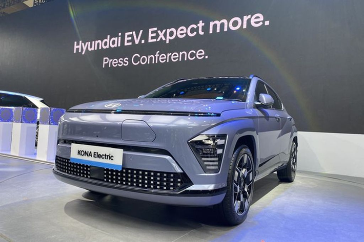 Tại sự kiện, Ông Fransiscus Soerjopranoto - Giám đốc vận hành của Hyundai Indonesia chia sẻ: "Kona Electric là mẫu xe mới nhất của Hyundai trong phân khúc SUV điện cỡ nhỏ và sẽ có giá bán hợp túi tiền hơn".
