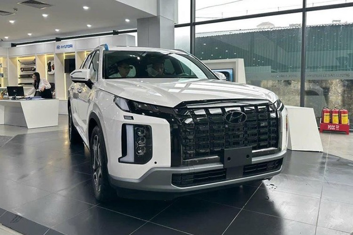 Ưu đãi của đại lý này bao gồm hỗ trợ 50% lệ phí trước bạ, gói phụ kiện 13 món và giảm tiền mặt. Trong khi đó, một đại lý khác ở khu vực Hà Nội cũng đang khuyến mãi 120 triệu đồng cho Hyundai Palisade Exclusive 6 chỗ số VIN 2023.
