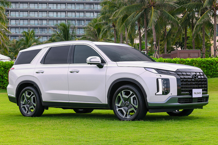 Với bản Prestige 6 chỗ cao cấp nhất, Hyundai Palisade được một đại lý ở khu vực Tp. HCM giảm 100 triệu đồng tiền mặt, tặng thêm bảo hiểm thân vỏ và bộ phụ kiện 13 món chính hãng. Tất nhiên, đây cũng là khuyến mãi dành cho xe số VIN 2023.