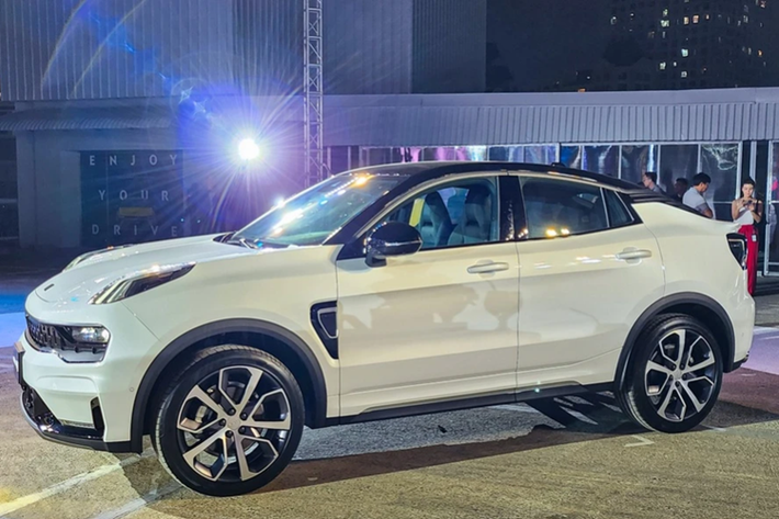 Phần đuôi phía sau gây chú ý với thiết kế đèn hậu từng cụm nhỏ riêng biệt, Lynk & Co gọi phong cách thiết kế này là dạng khối năng lượng. Phong cách hiện đại dễ dàng được tìm thấy bên trong khoang lái Lynk & Co 05. Xe được trang bị màn hình trung tâm 12,8 inch và màn hình tốc độ 12,3 inch.