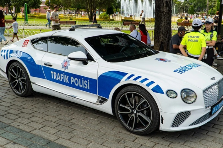 Đầu xe Bentley Continental GT V8 thu hút người nhìn với lưới tản nhiệt mở rộng, rãnh lưới đan chéo hình vảy rồng.