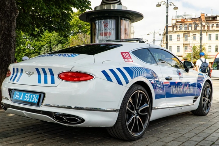 "Trái tim" của Continental GT V8 là cỗ máy tăng áp kép V8 sản sinh công suất 542 mã lực và mô-men xoắn cực đại 770 Nm, kết hợp cùng hộp số tự động 8 cấp, giúp chiếc xe siêu sang có thể tăng tốc 0 – 100 km/h trong 3,9 giây, tốc độ tối đa đạt 318 km/h.
