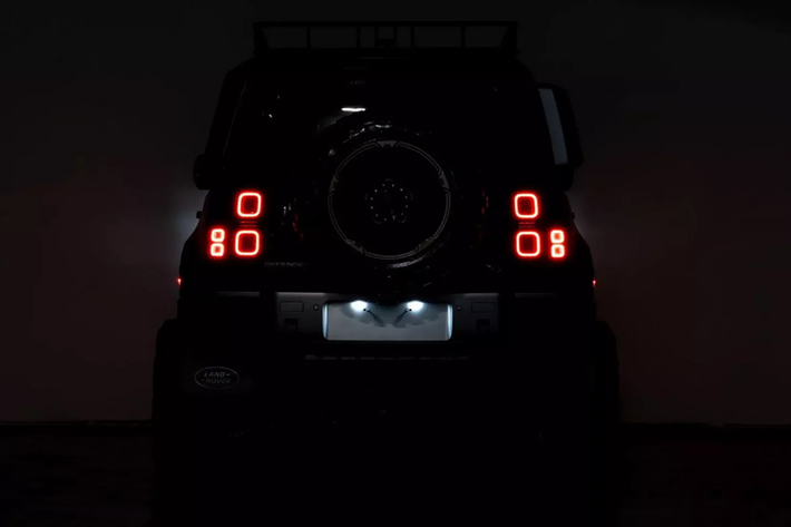 Khoảng sáng gầm tăng đáng kể đã khiến Defender trông giống như chiếc xe tải Tonka thực tế, chiếc Land Rover ấn tượng này được trang bị các bộ phận nâng cấp như tấm chắn dưới xe, bộ tời phía trước, bậc lên xuống, giá nóc và bánh xe 5 chấu màu đồng kết hợp bộ lốp đa địa hình.