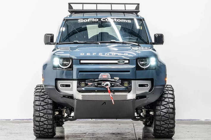 Land Rover Defender độ Apocalypse hoang dã và cá tính hơn. Land Rover Defender 110 đã được nâng cao 9 inch (228 mm) mà không ảnh hưởng đến tính năng của hệ thống treo khí nén có thể điều chỉnh.