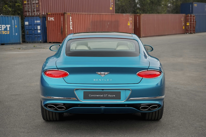 Trên Continental GT Azure, việc lái xe không còn đơn thuần là di chuyển mà trở thành một niềm vui để chủ nhân tận hưởng sau tay lái, trong không gian tinh tế và sang trọng hướng tới việc chăm sóc sức khỏe ngay cả trên đường đi.