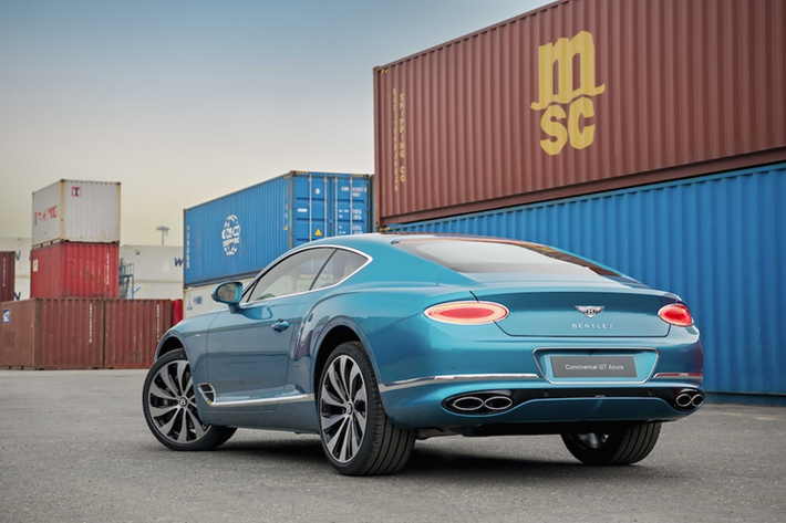 Mức giá xe Bentley Continental GT Azure V8 MY24 đầu tiên và duy nhất tại Việt Nam bán ra khoảng 21,9 tỷ đồng, hiện nó đang được trưng bày tại đại lý chính hãng Bentley tại TP HCM.