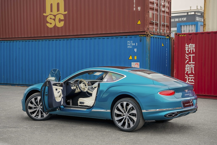 Continental GT Azure toát lên sức hút sang trọng từ ánh nhìn đầu tiên với lưới tản nhiệt phủ chrome sáng bóng theo các nan dọc, song hành cùng bộ mâm xe 22 inch mang âm hưởng đương đại, lần đầu tiên xuất hiện trên Continental GT và GTC.