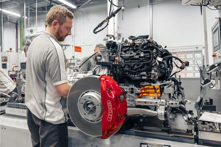 Hãng xe Anh Quốc cho biết mẫu sedan hạng sang này sẽ chuyển sang sử dụng hệ thống truyền động V8 hybrid 4.0L, thay thế cho động cơ xăng W12 trên thế hệ cũ. Bentley không đề cập đến chi tiết thông số động cơ của Flying Spur mới, nhưng cho biết đây sẽ là mẫu sedan mạnh mẽ nhất từ trước đến nay.