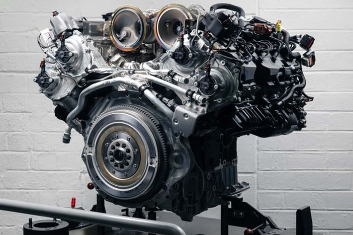 Xét trên toàn bộ dải sản phẩm hiện tại của Bentley, hệ thống hybrid của Flying Spur nhiều khả năng sẽ có cấu hình tương tự Continental GT mới ra mắt gần đây, có công suất 782 mã lực và 1.000 Nm mô-men xoắn.