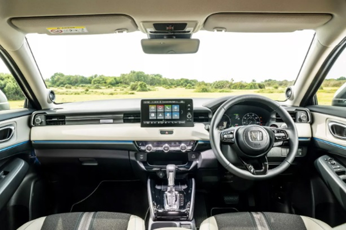 Về nội thất, bên trong khoang cabin của Honda HR-V mới được trang bị hàng loạt tiện ích hiện đại như: cụm đồng hồ 7 inch, màn hình giải trí 9 inch, sạc không dây cùng nhiều vật liệu cách âm và kính riêng tư tiêu chuẩn.