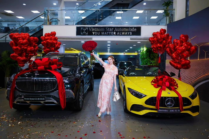 Mercedes-AMG SL43 là một trong những biểu tượng nổi bật trong phân khúc xe thể thao đường phố. Xe chính thức ra mắt thị trường Việt từ tháng 11/2023 và là đối thủ cạnh tranh trực tiếp với Porsche 911. Chiếc Mercedes-AMG SL43 của diễn viên Chi Bảo sở hữu ngoại thất màu vàng nổi bật. Xe mang dáng dấp thể thao, năng động.