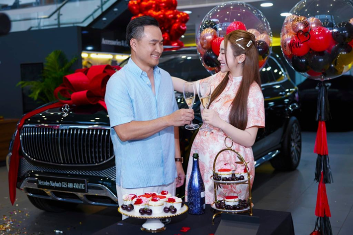 Đẳng cấp, tiện nghi và tràn ngập công nghệ là những đặc trưng thường thấy trên các mẫu xe siêu sang mang thương hiệu Maybach. Và mẫu GLS 480 4Matic của diễn viên Chi Bảo cũng không ngoại lệ khi loạt vật liệu cao cấp như da Nappa, gỗ bóng Manufaktur piano lacquer màu đen, vi sợi Dinamica... xuất hiện khắp không gian bên trong xe.