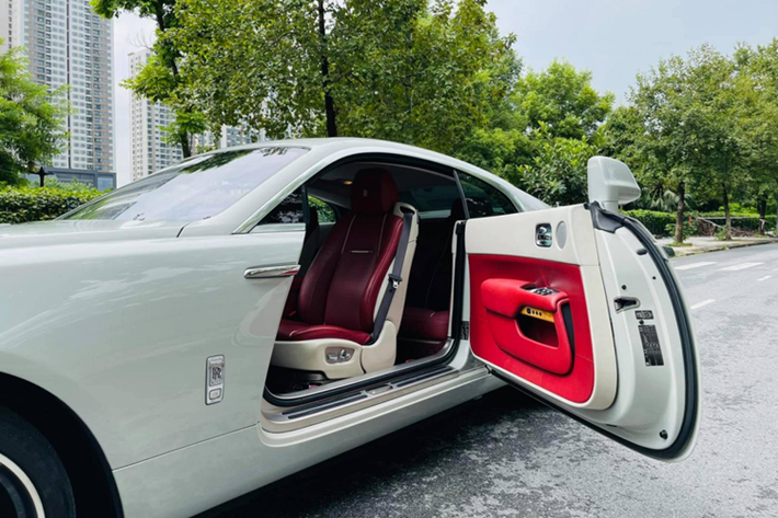 Đáng chú ý, chiếc Rolls-Royce Wraith này còn được độ bộ bodykit của Wraith Series II nhằm mang đến cái nhìn cá tính, hiện đại hơn cho chiếc coupe hạng sang. Về cơ bản, những nâng cấp trên chiếc Rolls-Royce Wraith 2014 chủ yếu ở phần đầu xe bởi Series II và Series I không có nhiều sự khác biệt ở đuôi xe.