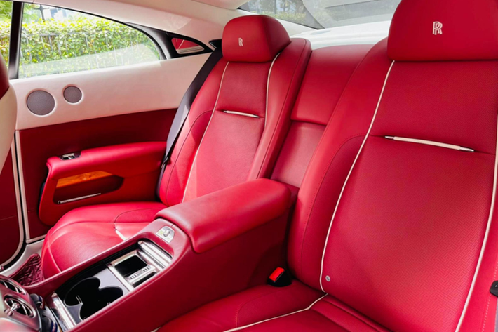 Phía sau vô-lăng của dòng xe siêu sang Rolls-Royce Wraith đời 2014 này vẫn là bảng đồng hồ dạng cơ thay vì dạng kỹ thuật số bắt mắt hơn như những chiếc Rolls-Royce thế hệ mới.