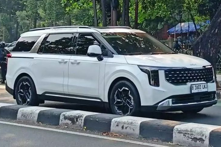 Sau khi ra mắt tại quê nhà Hàn Quốc vào tháng 10 năm ngoái, Kia Carnival 2025 mới phiên bản nâng cấp giữa vòng đời lần lượt được ra mắt tại nhiều thị trường trên thế giới. Tại khu vực Đông Nam Á, Carnival bản facelift lần đầu được giới thiệu tại Triển lãm Ô tô Singapore diễn ra vào tháng 1/2024.