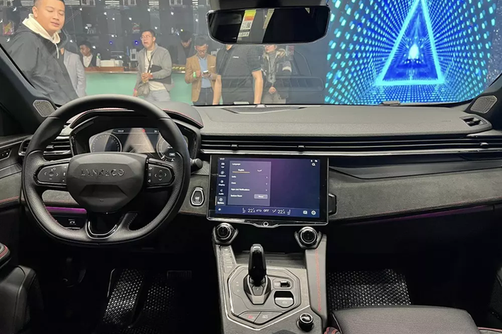 Dùng chung khung gầm với Volvo XC40 hiện cũng đang được bán tại Việt Nam, Lynk & Co 01 sở hữu kích thước dài x rộng x cao lần lượt là 4.549 x 1.860 x 1.689 mm và chiều dài cơ sở 2.734 mm.