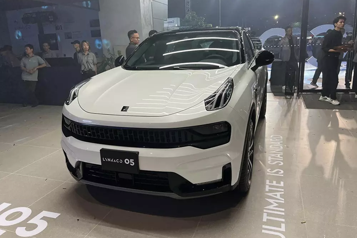 Tuy nhiên, Lynk & Co 01 vẫn rẻ hơn nhiều so với Volvo XC40 (1,79 tỷ đồng). Hiện là mẫu xe rẻ nhất của thương hiệu Lynk & Co, 01 được định vị trong phân khúc SUV cỡ C. Đây đồng thời cũng là mẫu xe đầu tiên của thương hiệu Lynk & Co.