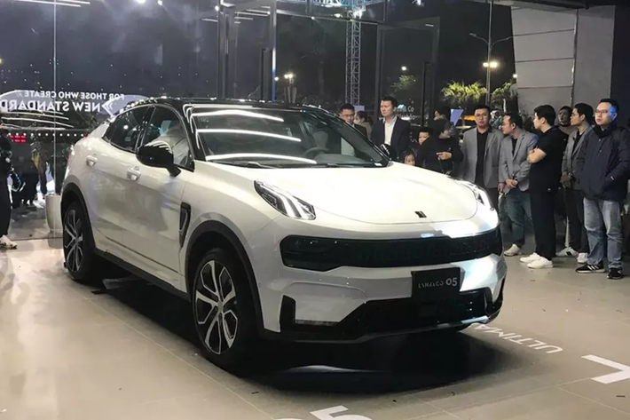 Lynk & Co là thương hiệu ôtô Trung Quốc thuộc tập đoàn Geely và đã ra mắt thị trường Việt Nam vào hồi tháng 12/2023. Trong sự kiện ra mắt, Lynk & Co với 4 mẫu xe đến trưng bày, bao gồm 09, 01, 05 và 03+. Tuy nhiên, vào thời điểm đó, chỉ có mẫu SUV cỡ lớn Lynk & Co 09 được công bố giá bán.
