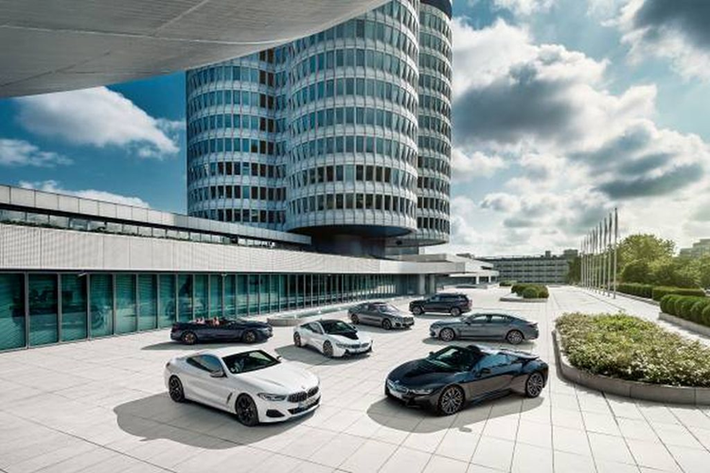Năm 2023 vừa qua, phần lớn các thương hiệu hạng sang đều ghi nhận mức sụt giảm về doanh số. Có thể nói đây là một năm kinh doanh đầy khó khăn với các hãng xe sang như BMW hay Mercedes-Benz tại Việt Nam khi doanh số ghi nhận mức giảm sâu so với mức kỷ lục của 2022.
