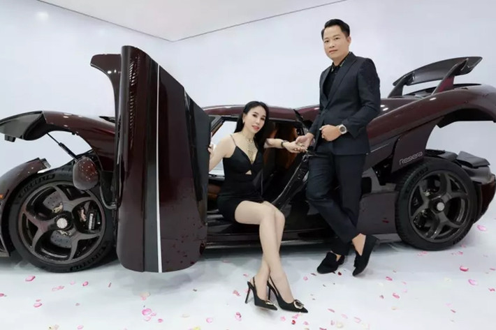 Mức giá xe Koenigsegg Regera được vợ Hoàng Kim Khánh chia sẻ vào khoảng gần 200 tỷ đồng. Hiện siêu phẩm Koenigsegg Regera này vẫn là chiếc duy nhất có mặt Việt Nam và chưa có chiếc thứ 2.