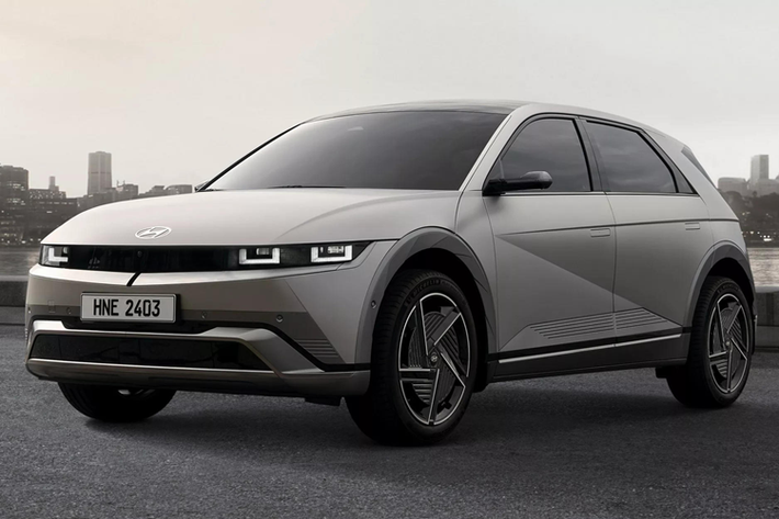 Đúng 3 năm kể từ lần đầu giới thiệu Ioniq 5 tại Hàn Quốc, Hyundai giờ đây tiếp tục cho ra mắt phiên bản nâng cấp facelift đời mới của mẫu xe điện này. Chiếc crossover thuần điện nhận được hàng loạt cải tiến về ngoại thất và nội thất, bộ pin lớn hơn và danh mục sản phẩm mở rộng thêm với cấu hình Hyundai Ioniq 5 N Line thể thao.