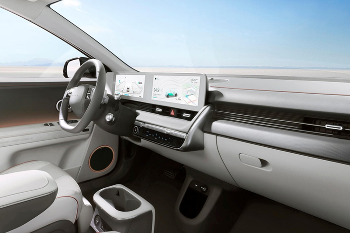 Bên trong nội thất Ioniq 5 N Line có một số điểm nhấn độc đáo bao gồm vô-lăng khác bản thường, ghế thể thao, bàn đạp kim loại, trần xe màu đen, các đường trang trí nổi bật trên bảng điều khiển, đường chỉ khâu màu đỏ và nhiều huy hiệu N Line khác.