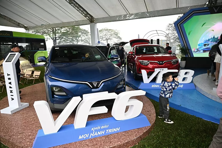 Tham gia Triển lãm Xe điện hóa 2024 đầu tiên tại Việt Nam đang diễn ra ở Hà Nội, khách tham quan có thể ngắm tận mắt những chiếc ôtô điện của thương hiệu nội địa VinFast, trải dài từ VF5 Plus cho đến VF9.