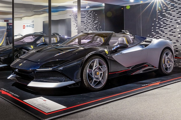 Siêu xe Ferrari SP-8 không mui là tác phẩm của bộ phận Special Projects với thiết kế khí động học độc đáo, dành riêng cho một đại gia đến từ Đài Loan và sẽ không có chiếc thứ hai trên thế giới. Sở dĩ xe có tên Ferrari SP-8 là bởi theo văn hóa Á Đông, số 8 thể hiện cho sự may mắn.