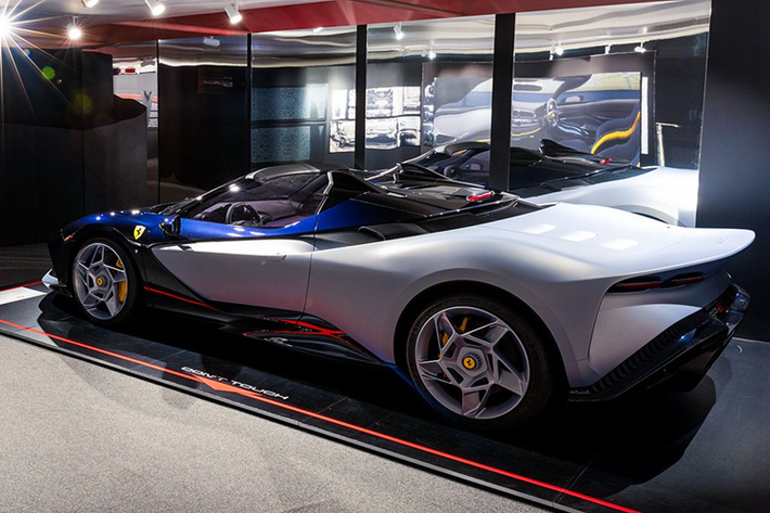 Cung cấp sức mạnh cho siêu xe Ferrari SP-8 vẫn là khối động cơ V8 twin-turbo dung tích 3.9L giống với Ferrari F8 Spider. Sức mạnh này sản sinh ra công suất tối đa 720 mã lực và mô-men xoắn cực đại 770 Nm. Động cơ đi kèm với hộp số ly hợp kép 7 cấp, giúp chiếc xe có thể tăng tốc từ 0 lên 100 km/h chỉ trong 2,9 giây, trước khi đạt tốc độ tối đa 340 km/h.