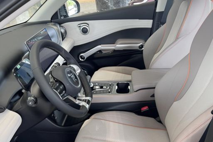 Về nội thất, khoang cabin của BYD Seal có khá nhiều điểm tương đồng với Atto 3. Xe được trang bị một số tiện ích như: màn hình trung tâm 15,6 inch có thể xoay được, đồng hồ kỹ thuật số có kích thước 10,25 inch.